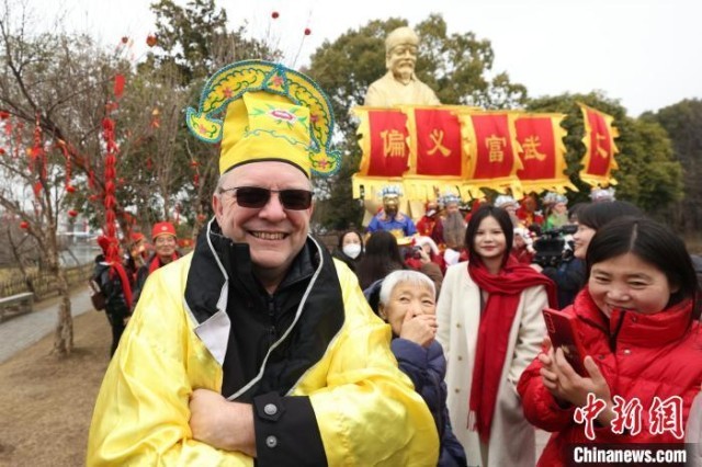 jbo竞博官网外国游客涌入中国“宝藏小城”体验春节(图2)