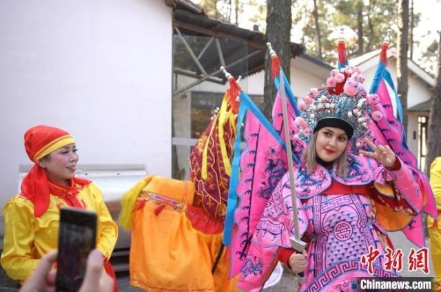jbo竞博官网外国游客涌入中国“宝藏小城”体验春节(图1)