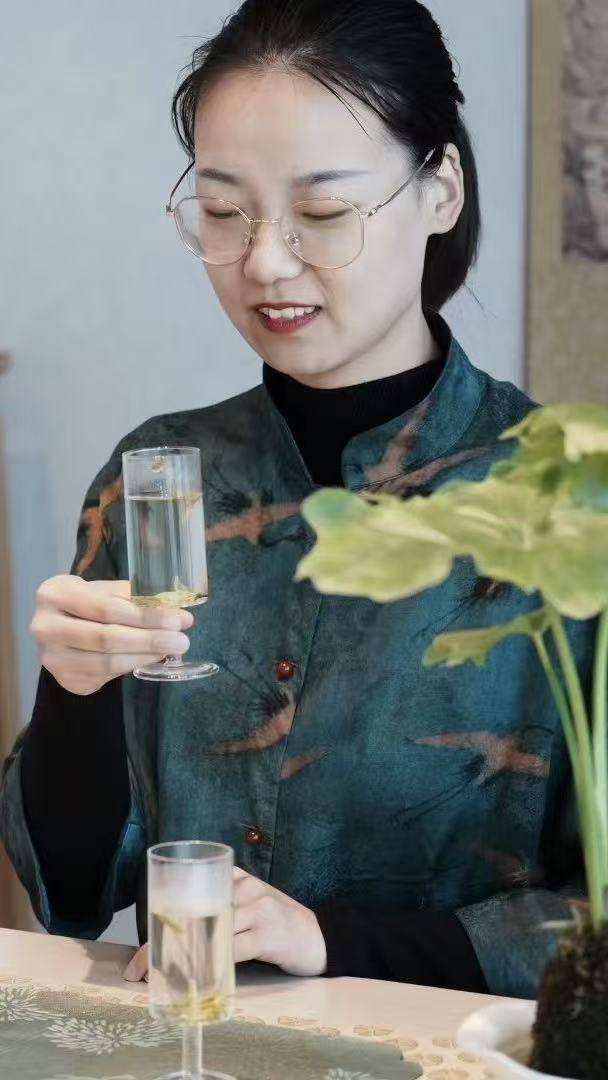 资深评茶师杜舒宸（杜红梅）的茶艺风格充满了艺术性她通过优雅的姿态流畅的动作以及精致的茶具将茶艺变成了一种视觉和味觉的双重享受(图6)