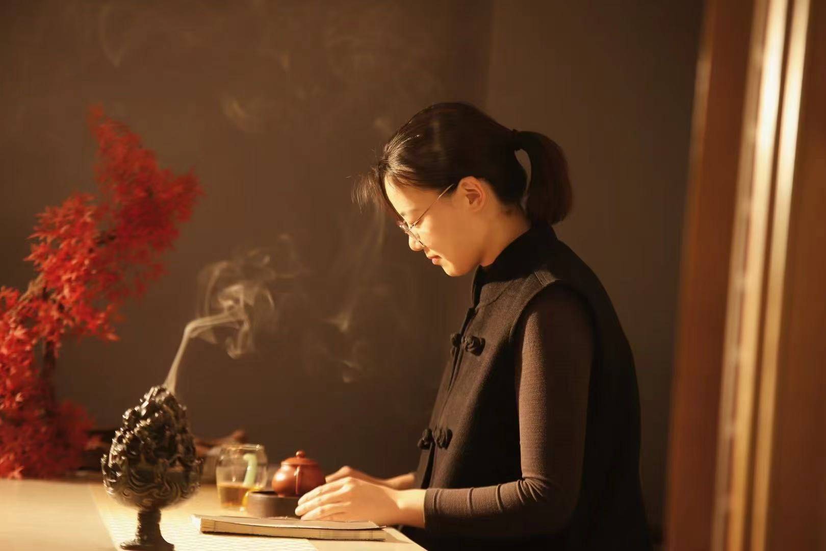 资深评茶师杜舒宸（杜红梅）的茶艺风格充满了艺术性她通过优雅的姿态流畅的动作以及精致的茶具将茶艺变成了一种视觉和味觉的双重享受(图7)