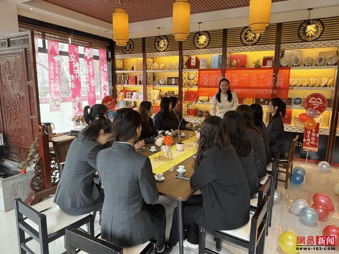 “绽放她风采 巾帼汇新篇”——中汇人寿鹤壁中支三八国际妇女节茶艺培训活动圆满举行(图2)