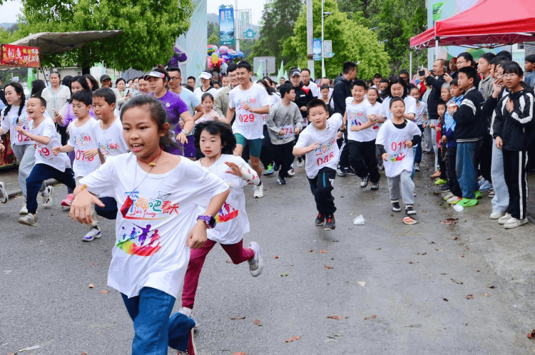 春日茶事乐无穷重庆秀山钟灵镇这场活动让“绿叶”变“金叶”(图2)
